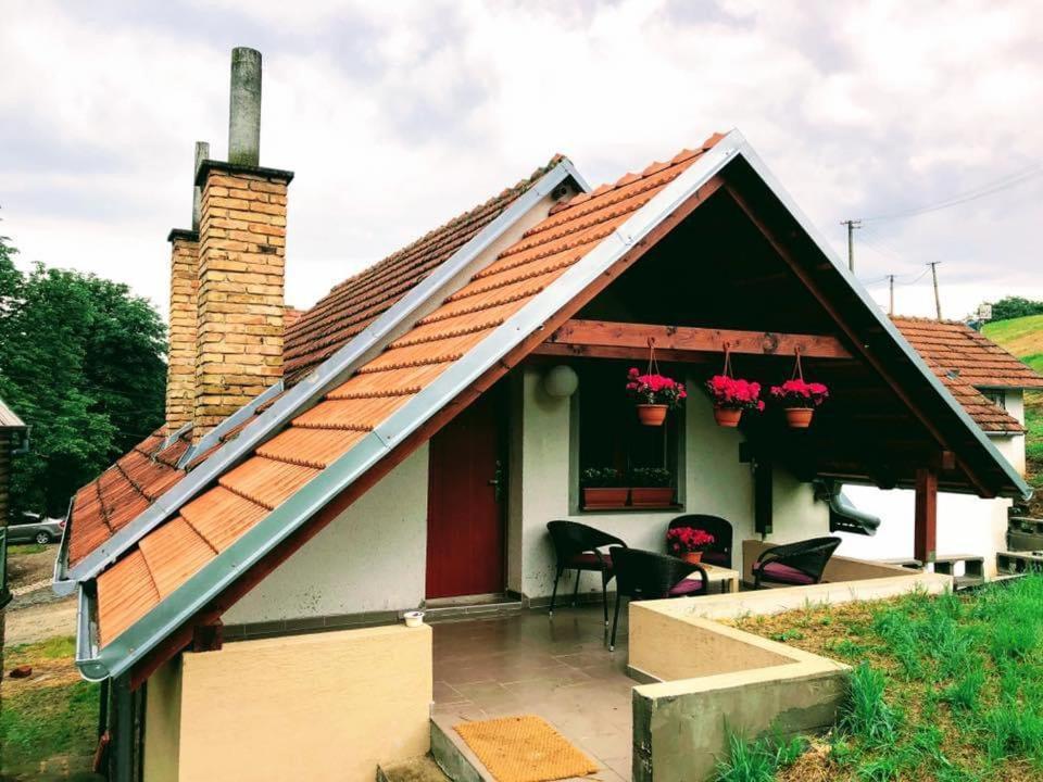 Apartman Nad Vinnym Sklepom Pouzdrany Exterior foto
